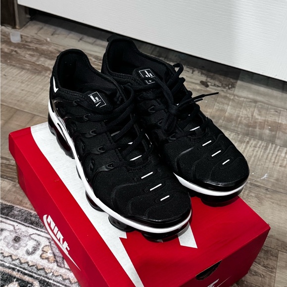 Nike Air Max Black and White Shoes - Picture 1 of 3